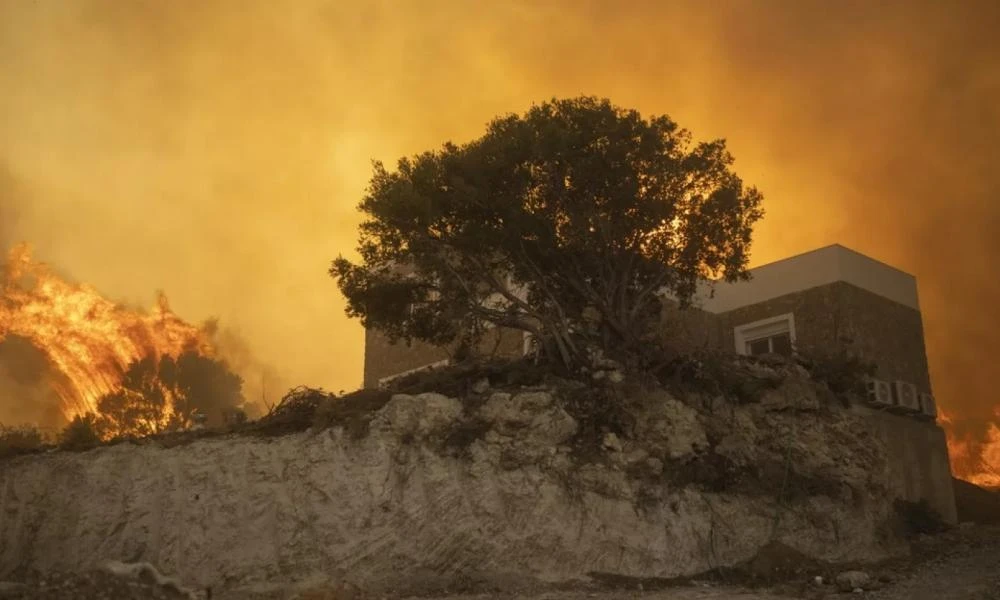 Δύο νεκροί από τις δασικές πυρκαγιές στη βόρεια Σικελία